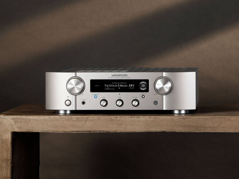 PM7000N - Silver gold lifestyle